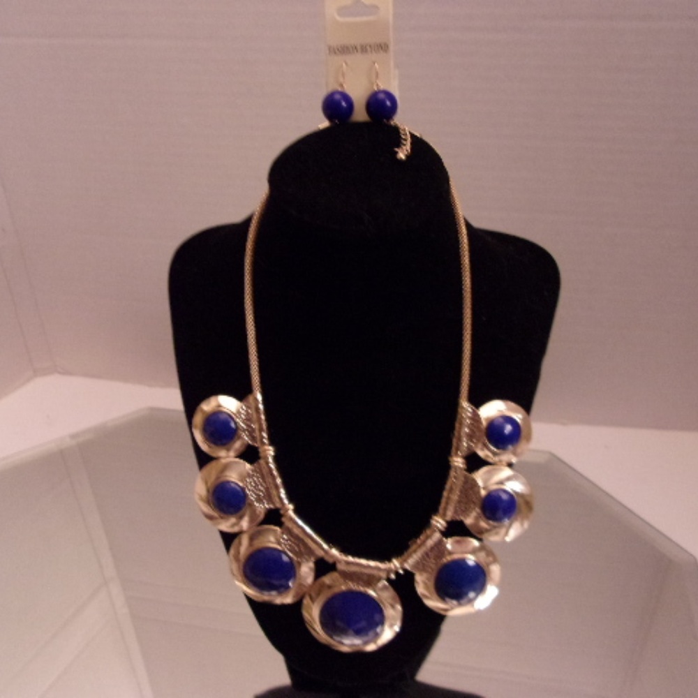 NWT FASHION BEYOND NECKLACE & EARRINGS RETAIL $25